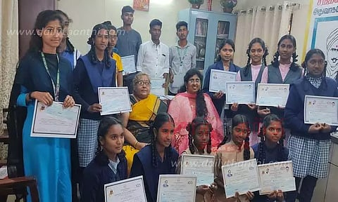 வெற்றி பெற்ற பள்ளி மாணவர்களுக்கு பரிசு