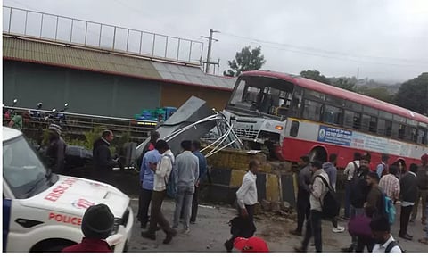 மடிகேரியில்அரசு பஸ் மோதி ஜெனரல் திம்மய்யா சிலை சேதம்