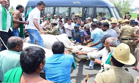 தமிழகத்திற்கு காவிரி நீர் திறக்க எதிர்ப்பு மண்டியாவில் மாட்டு வண்டியுடன் விவசாயிகள் சாலை மறியலுக்கு முயற்சி