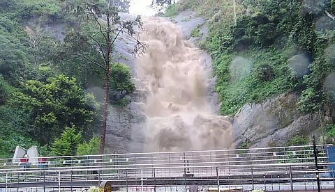 கொடைக்கானலில் கொட்டித்தீர்த்த கனமழை; வெள்ளி நீர்வீழ்ச்சியில் வெள்ளப்பெருக்கு