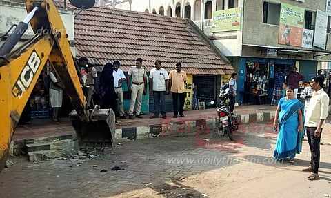 முதுகுளத்தூர் பேரூராட்சியில் ஆக்கிரமிப்பு அகற்றம்