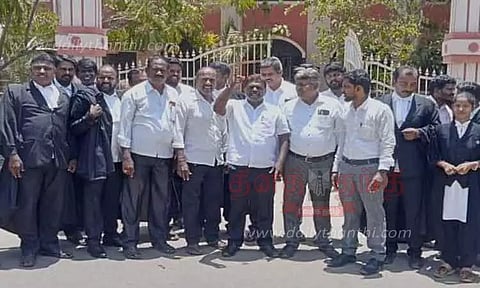 சேரன்மாதேவியில் வக்கீல்கள் ஆர்ப்பாட்டம்