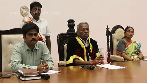 சேலம் மாநகராட்சி கூட்டம்:தி.மு.க., அ.தி.மு.க. கவுன்சிலர்கள் வாக்குவாதம்தர்ணாவில் ஈடுபட்டதால் பரபரப்பு