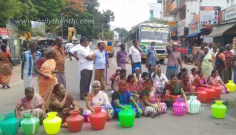 அந்தியூரில் குடிநீர் வழங்கக்கோரி பொதுமக்கள் சாலை மறியல்