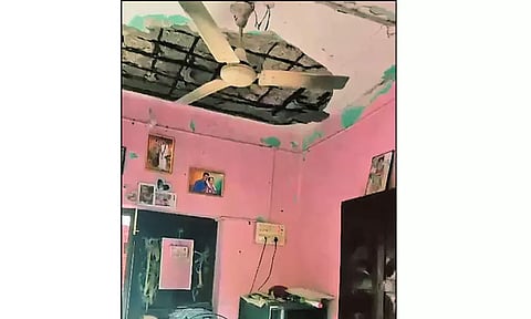 கீழ்ப்பாக்கம் போலீஸ் குடியிருப்பில் வீட்டின் மேற்கூரை பூச்சு இடிந்து விழுந்தது