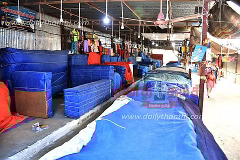 காலிசெய்ய நோட்டீஸ் வழங்கியதை கண்டித்து ஈரோடு கனி மார்க்கெட்டில் ஜவுளி கடைகள் அடைப்பு