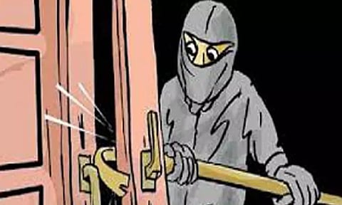 பட்டப்பகலில் வீட்டின் பூட்டை உடைத்து ரூ.80 ஆயிரம் திருட்டு