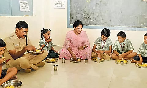 காஞ்சீபுரத்தில் மாணவ-மாணவிகளுடன் காலை உணவு சாப்பிட்ட கலெக்டர்