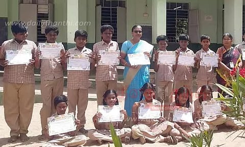 அரசு பள்ளி மாணவர்களுக்கு பாராட்டு சான்றிதழ்