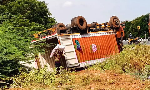 தலைக்குப்புற கவிழ்ந்த கன்டெய்னர் லாரி