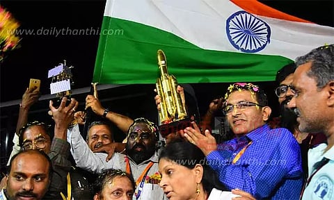 நிலவில் வெற்றிகரமாக தரையிறங்கிய 'விக்ரம் லேண்டர்': பெங்களூரு இஸ்ரோவில் வெற்றி கொண்டாட்டம்