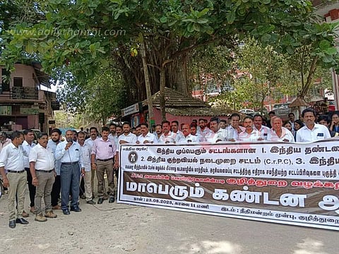 குழித்துறையில் வக்கீல்கள் ஆர்ப்பாட்டம்