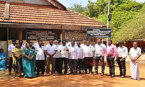 செங்கோட்டையில் வக்கீல்கள் ஆர்ப்பாட்டம்