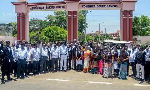 தஞ்சையில், வக்கீல்கள் 3 நாட்கள் கோர்ட்டு புறக்கணிப்பு