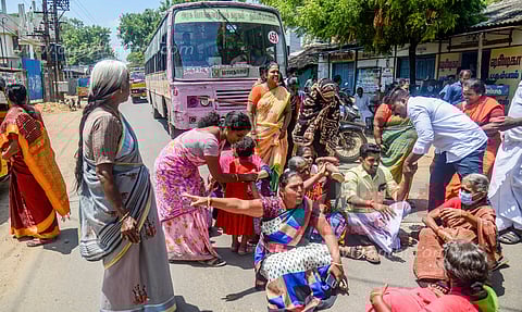 சாலை பணிகள் தாமதமாவதை கண்டித்து பொதுமக்கள் மறியல்