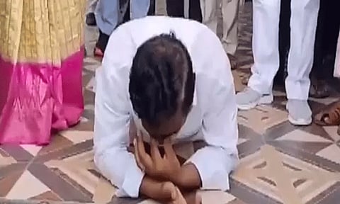 தேர்தலில் சீட் மறுப்பு: உணர்ச்சிவசப்பட்டு அழுது புரண்ட தெலுங்கானா எம்.எல்.ஏ.