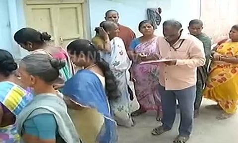 கலைஞர் மகளிர் உரிமைத் தொகை திட்டம்: வீடு வீடாக விண்ணப்பங்களை சரிபார்க்கும் பணி தொடக்கம்