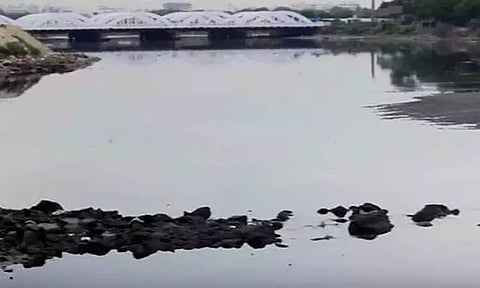 அடையாறு ஆற்றில் குதித்து 2 பேர் தற்கொலை; ஒருவரின் உடல் மீட்பு