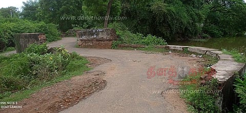 ஆபத்தான வளைவில் சேதமடைந்த தரைப்பாலம் சீரமைக்கப்படுமா?