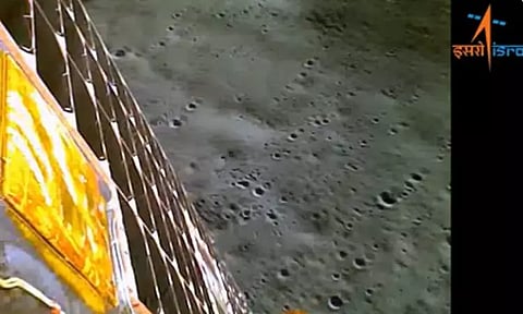 நிலவில் தரையிறங்கும் முன் லேண்டர் எடுத்த புகைப்படம்; இஸ்ரோ வெளியீடு
