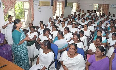 செவிலியர்கள் 2-வது நாளாக காத்திருப்பு போராட்டம்