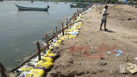 மீன்பிடி துறைமுகத்தில் தடுப்புச்சுவர் கட்டும் பணியை விரைந்து முடிக்க வேண்டும்