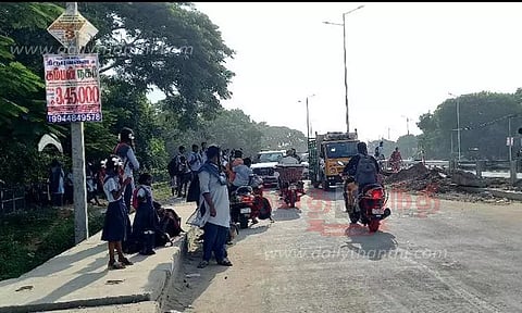 4 வழிச்சாலையால் தவிக்கும் மாணவர்கள்