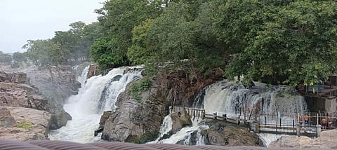 தமிழகத்துக்கு தண்ணீர் திறப்பு குறைப்பு:ஒகேனக்கல்லுக்கு நீர்வரத்து 8 ஆயிரம் கனஅடியாக குறைந்தது