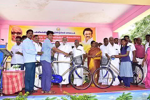 359 மாணவிகளுக்கு விலையில்லா சைக்கிள்கள்