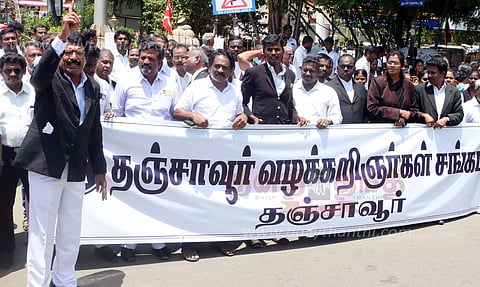 தஞ்சையில், வக்கீல்கள் ஊர்வலம்