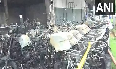 ஷோரூமில் தீ விபத்து: 400 வாகனங்கள் எரிந்து நாசம்