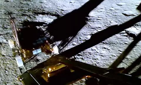 நிலவில் 8 மீட்டர் தூரம் வெற்றிகரமாக நகர்ந்த பிரக்யான் ரோவர் - ஆய்வுப்பணிகளை தொடங்கியது..!