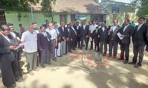 பொள்ளாச்சியில் வக்கீல்கள் ஆர்ப்பாட்டம்