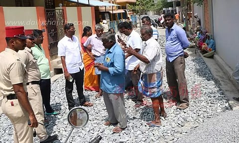 சாலை பணியை தடுத்து நிறுத்திய பொதுமக்கள்