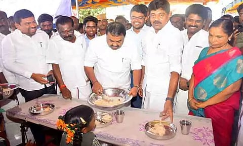 அரசு பள்ளி மாணவர்களுக்கு உணவு பரிமாறிய அமைச்சர், எம்.பி., எம்.எல்.ஏ.க்கள்
