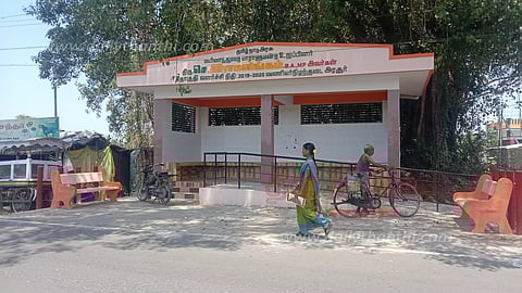 காட்சி பொருளாக உள்ள பஸ் நிறுத்தம்