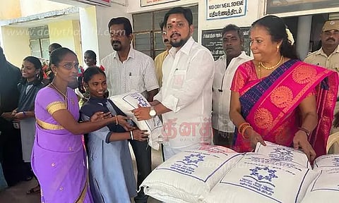 அரசுப்பள்ளி மாணவிகளுக்கு இலவச அரிசி