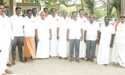 பெருமாள் ஏரியில் அதிக மண் அள்ளக்கூடாது:இழப்பீட்டு தொகையை ஒப்பந்ததாரர்கள் அரசுக்கு செலுத்த வேண்டும்.அமைதி பேச்சுவார்த்தையில் முடிவு