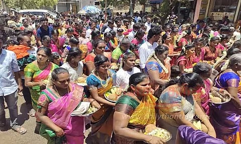 சுடலை ஆண்டவர் கோவிலில் மஞ்சள் பெட்டி ஊர்வலம்