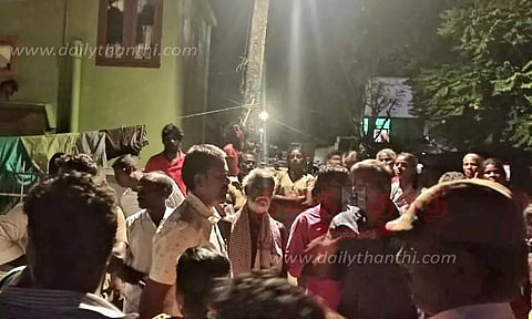 அரிசி மூட்டைகளை இறக்கவிடாமல் பொதுமக்கள் போராட்டம்