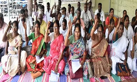 ஈரோடு தாலுகா அலுவலகம் முன்புஅரசு ஊழியர்கள் காத்திருப்பு போராட்டம்