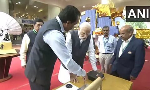 சந்திரயான் 3 வெற்றி; இஸ்ரோ தலைவர், விஞ்ஞானிகளை நேரில் சந்தித்து பிரதமர் மோடி பாராட்டு