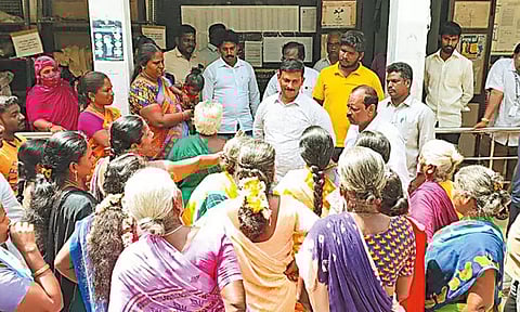 சீரான குடிநீர் வழங்க கோரி திருத்தணி நகராட்சி அலுவலகத்தை பொதுமக்கள் முற்றுகை