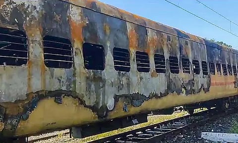 மதுரை: சுற்றுலா ரெயில் பெட்டியில் தீ விபத்து, பலி 9 ஆக உயர்வு; கலெக்டர் நேரில் ஆய்வு