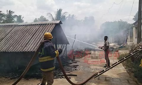 3 வீடுகள் திடீரென தீப்பிடித்து எரிந்தது