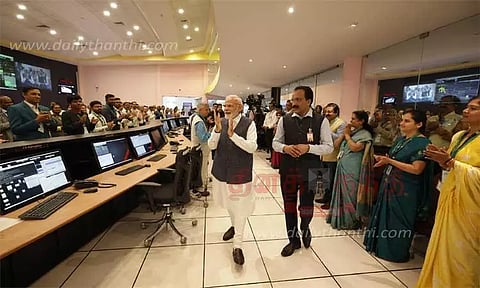 இஸ்ரோ விஞ்ஞானிகளை நேரில் பாராட்டிய பிரதமர் மோடி; ஆகஸ்டு 23-ந் தேதி தேசிய விண்வெளி தினமாக அறிவிப்பு