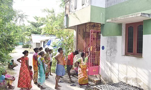 காதலிக்க மறுத்த மாணவியின் வீட்டின் மீது நாட்டு வெடிகுண்டுகள் வீச்சு