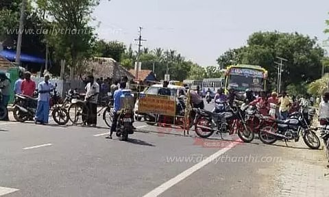 குறுவை பயிரை காப்பாற்றக்கோரி தஞ்சையில், விவசாயிகள் சாலை மறியல்