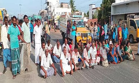 கோபி அருகே பொதுமக்கள் திடீர் சாலை மறியல்