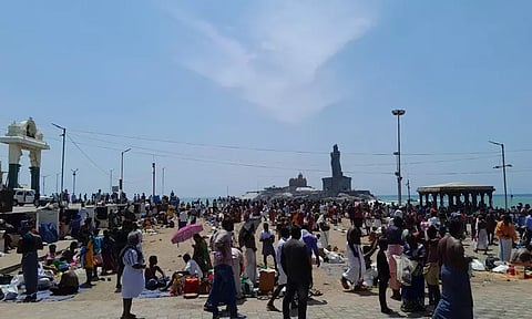 விடுமுறை தினம்; கன்னியாகுமரியில் குவிந்த சுற்றுலா பயணிகள்...!